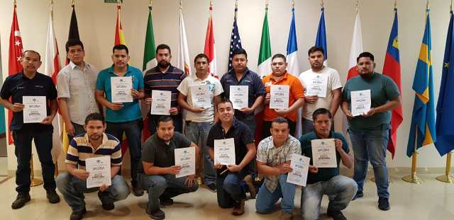 Grupo de participantes mostrando sus diplomas al terminar un curso